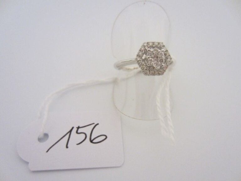 BAGUE hexagonale en or gris (750 millièmes) ajouré serti de diamant