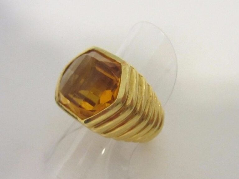 BAGUE hexagonale en or jaune (750 millièmes) godronné serti d’une importante citrine facetté