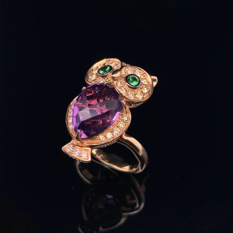 BAGUE "hibou" en or rose (750‰) serti d'une améthyste piriforme facettée, diama…