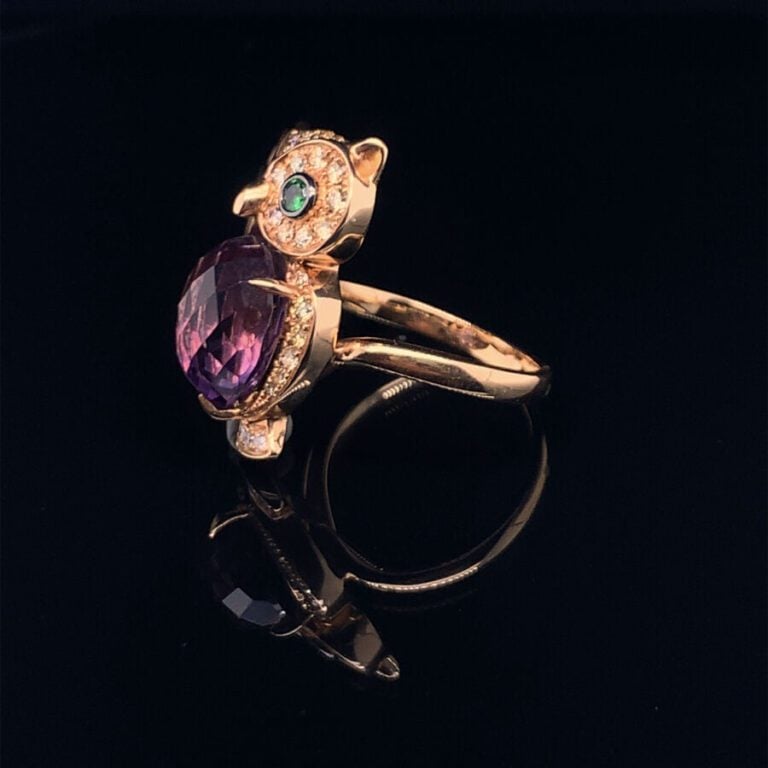 BAGUE "hibou" en or rose (750‰) serti d'une améthyste piriforme facettée, diama…
