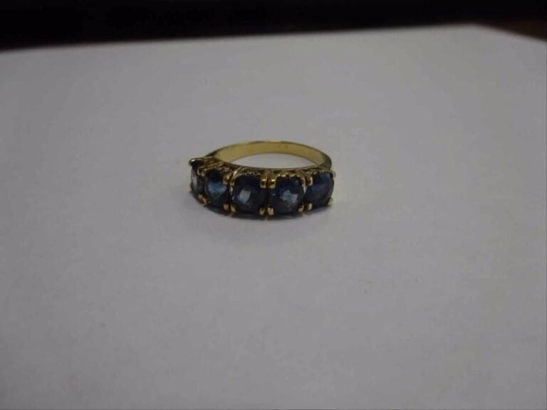 BAGUE jarretière en or 9K (375°/00) sertie de cinq saphirs ovale