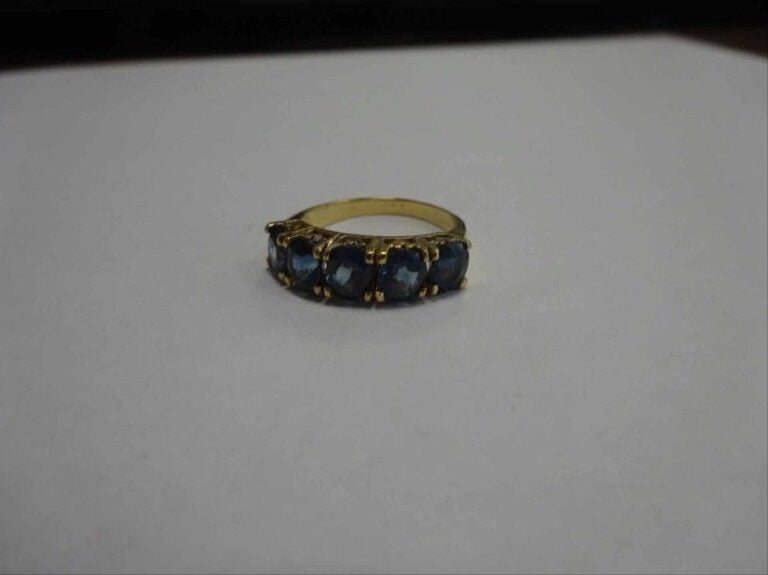 BAGUE jarretière en or 9K (375°/00) sertie de cinq saphirs ovale