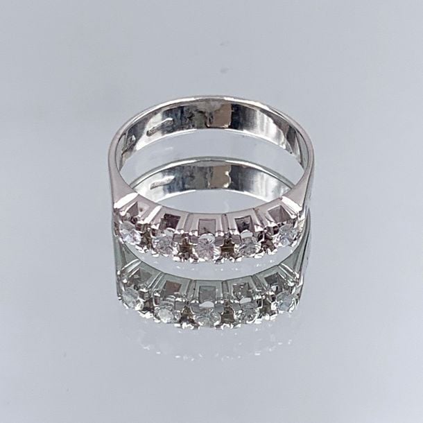 BAGUE «jarretière» en or gris (750 millièmes) ajouré, serti de cinq diamants taille brillan