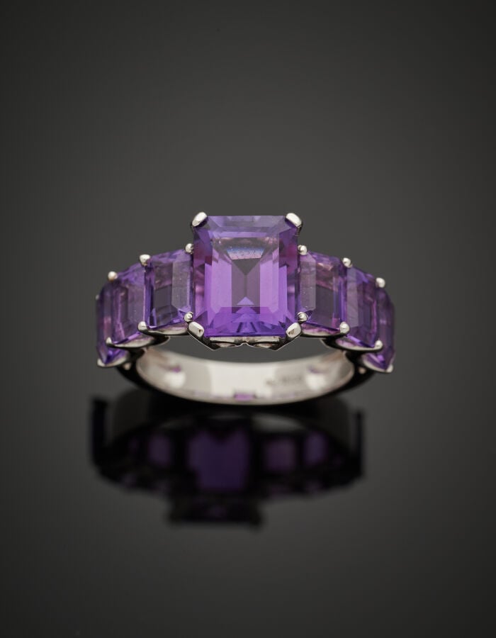 BAGUE "jarretière" en or gris (750‰) serti d'améthystes rectangulaires taillées…