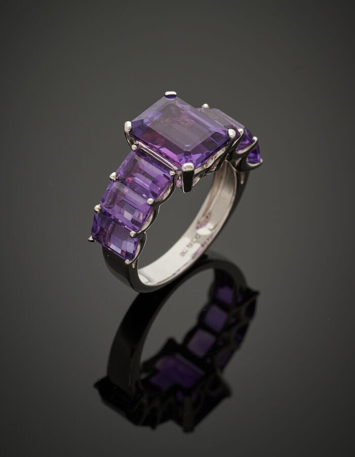 BAGUE "jarretière" en or gris (750‰) serti d'améthystes rectangulaires taillées…