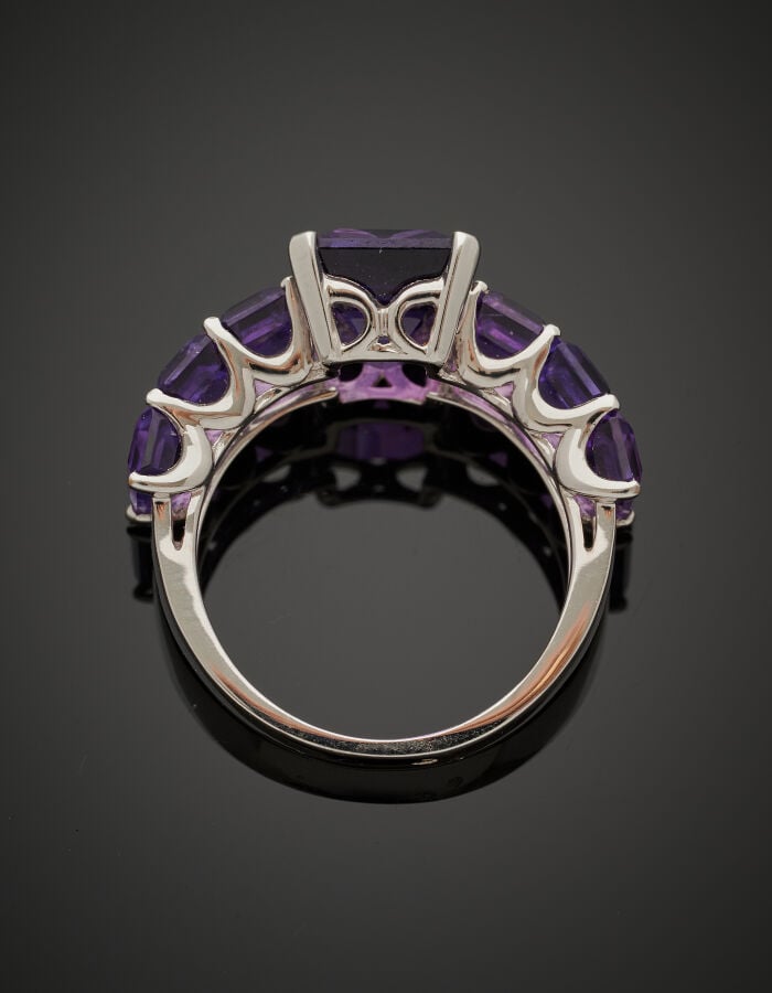 BAGUE "jarretière" en or gris (750‰) serti d'améthystes rectangulaires taillées…