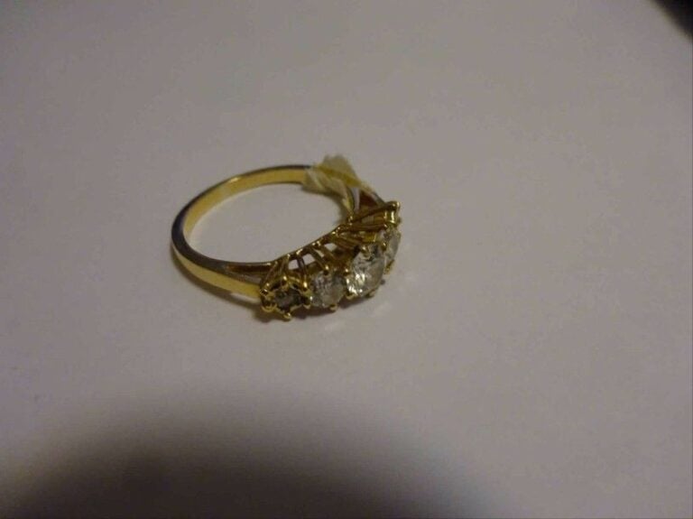 BAGUE jarretière en or jaune 18K (750°/00) sertie de 5 diamants taille ancienne environ 1,90 carats en totalit