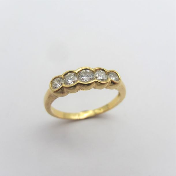 BAGUE «jarretière» en or jaune (750 millièmes) serti de cinq diamants taille brillant, en chut