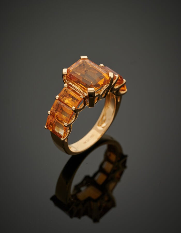 BAGUE "jarretière" en or jaune (750‰) serti de citrines rectangulaires taillées…