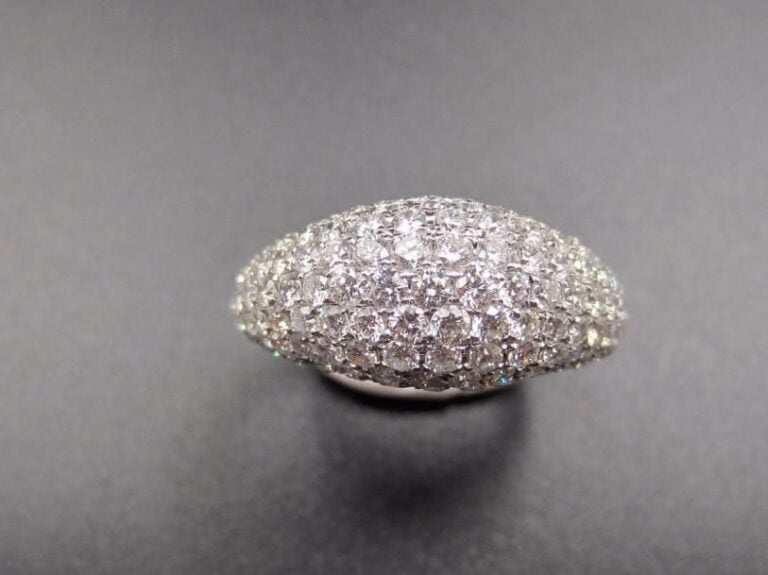 BAGUE jonc bombée en or gris (750 millièmes) entièrement pavé de diamants taille brillant Doigt : 52 Poids brut : 3,4 g