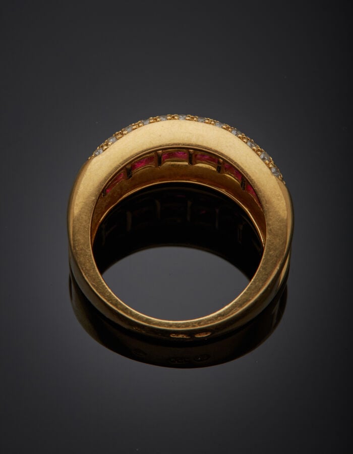 BAGUE "jonc" bombée en or jaune (750‰) serti de rubis calibrés en serti invisib…