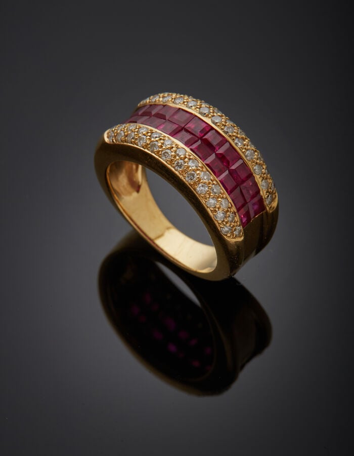BAGUE "jonc" bombée en or jaune (750‰) serti de rubis calibrés en serti invisib…