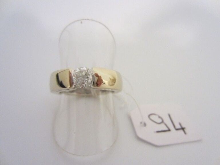 BAGUE «jonc» en or (750 millièmes) serti d?un diamant taille brillan