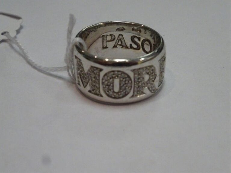 Bague jonc en or blanc 18K (750°/00) gravé du mot AMORE pavé de diamants taille brillant Pasquale Bruni gravé à l'intérieur de l'annea