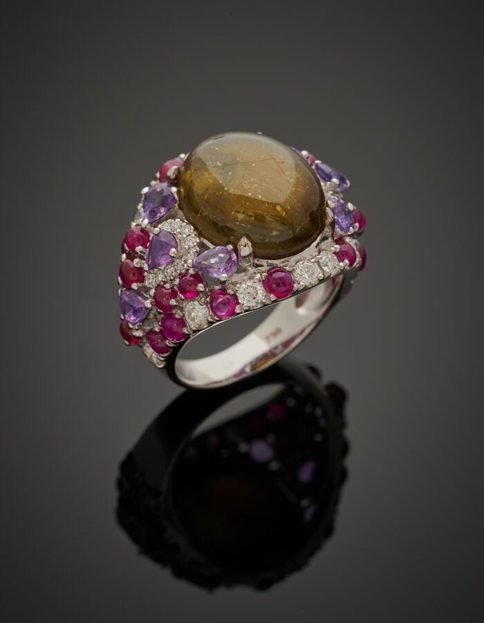 BAGUE "jonc" en or gris (750‰) serti d'un saphir jaune traité, cabochon, pesant…