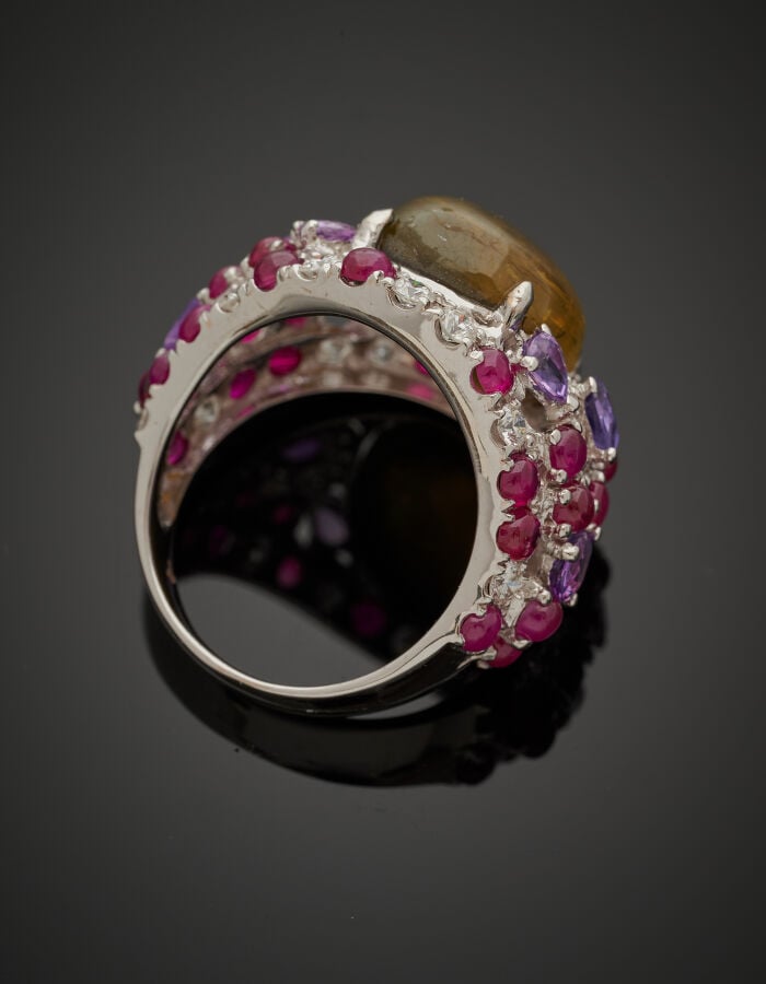 BAGUE "jonc" en or gris (750‰) serti d'un saphir jaune traité, cabochon, pesant…