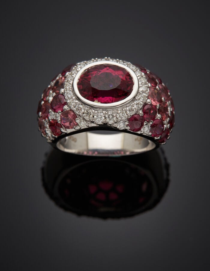 BAGUE jonc en or gris (750‰) serti d'une rubellite (tourmaline rose) pesant 4 c…