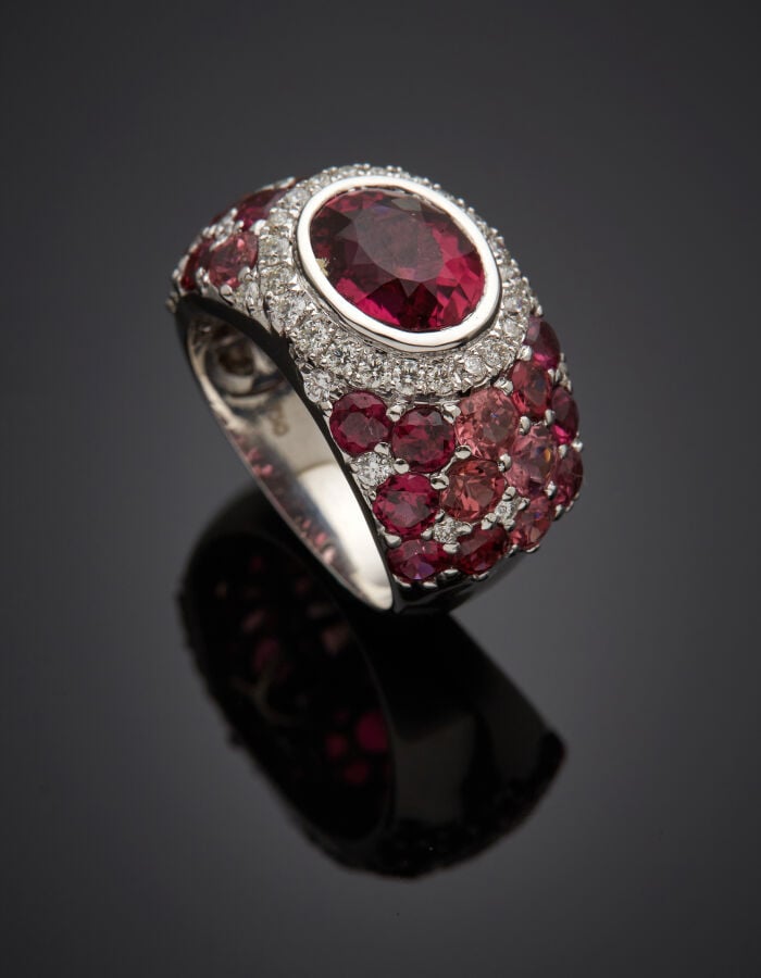 BAGUE jonc en or gris (750‰) serti d'une rubellite (tourmaline rose) pesant 4 c…