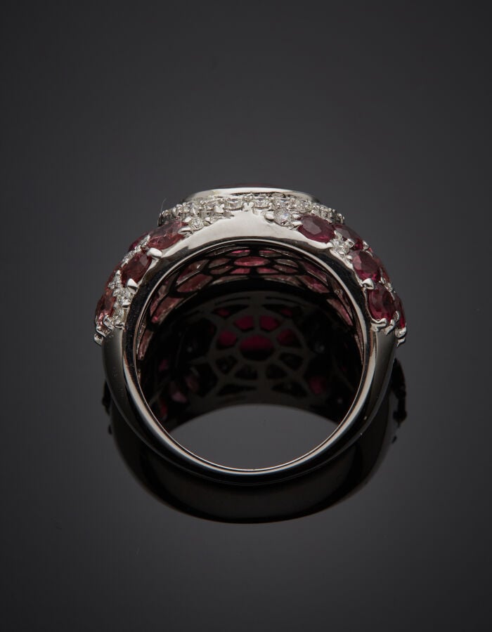 BAGUE jonc en or gris (750‰) serti d'une rubellite (tourmaline rose) pesant 4 c…