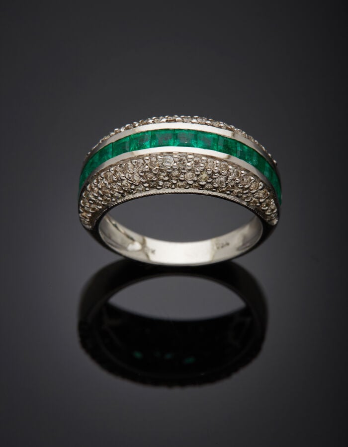 BAGUE "jonc" en or gris(750‰) serti d'un alignement d'émeraudes calibrées épaul…