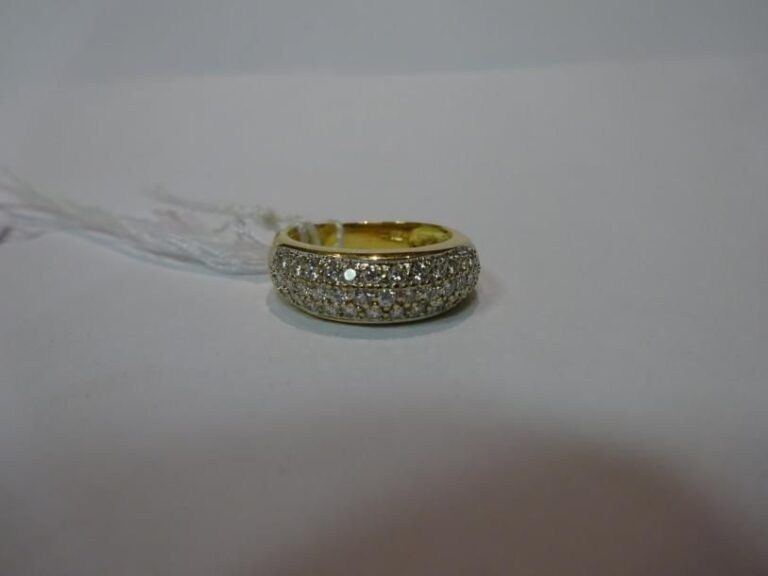 Bague jonc en or jaune 18K à demi pavée de trois lignes de diamants ronds de taille brillant Tour de doigt: 53 - Epaisseur anneau: