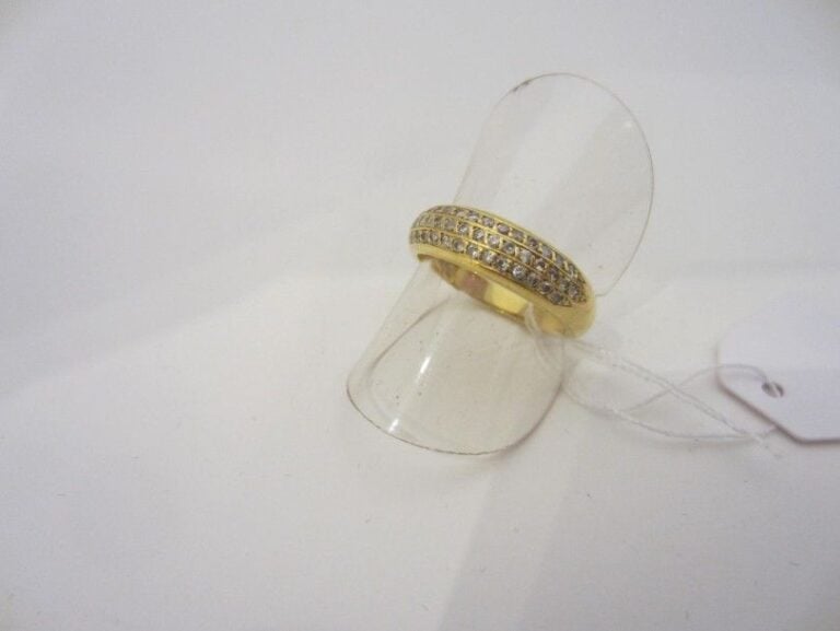 BAGUE jonc en or jaune (750 millièmes) partiellement pavé de diamant