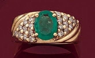 BAGUE jonc en or jaune (750 millièmes) serti d'une émeraude de forme ovale épaulée de diamant