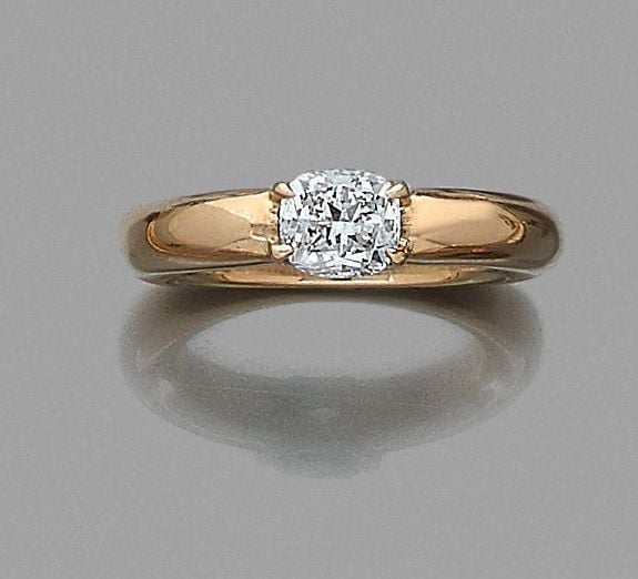 •BAGUE «jonc» en or jaune (750‰) serti d'un diamant taille coussin pesant 1 carat enviro