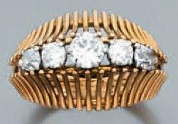 BAGUE jonc en or jaune ajouré serti de cinq diamants taille ancienne et taille brillant dont un au centre plus importan