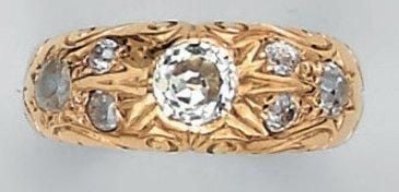 BAGUE jonc en or jaune ciselé serti de diamants de taille ancienne, dont un au centre plus importan