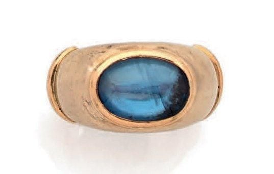 BAGUE jonc en or jaune et or rhodié (750 millièmes) serti d'un saphir cabochon de forme oval