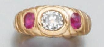 BAGUE jonc en or jaune godronné et légèrement torsadé serti d'un diamant coussin de taille ancienne épaulé de deux rubis de forme oval