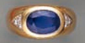 BAGUE jonc en or jaune serti d'un important saphir ovale épaulé de six diamants disposés en triangl