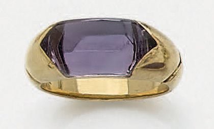 BAGUE jonc, modèle «Tronchetto» en or jaune (750 millièmes) serti d'une améthyste cabocho