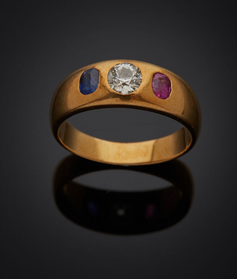 BAGUE jonc plat "bleu-blanc-rouge" en or jaune (750‰) serti d'un diamant taille…