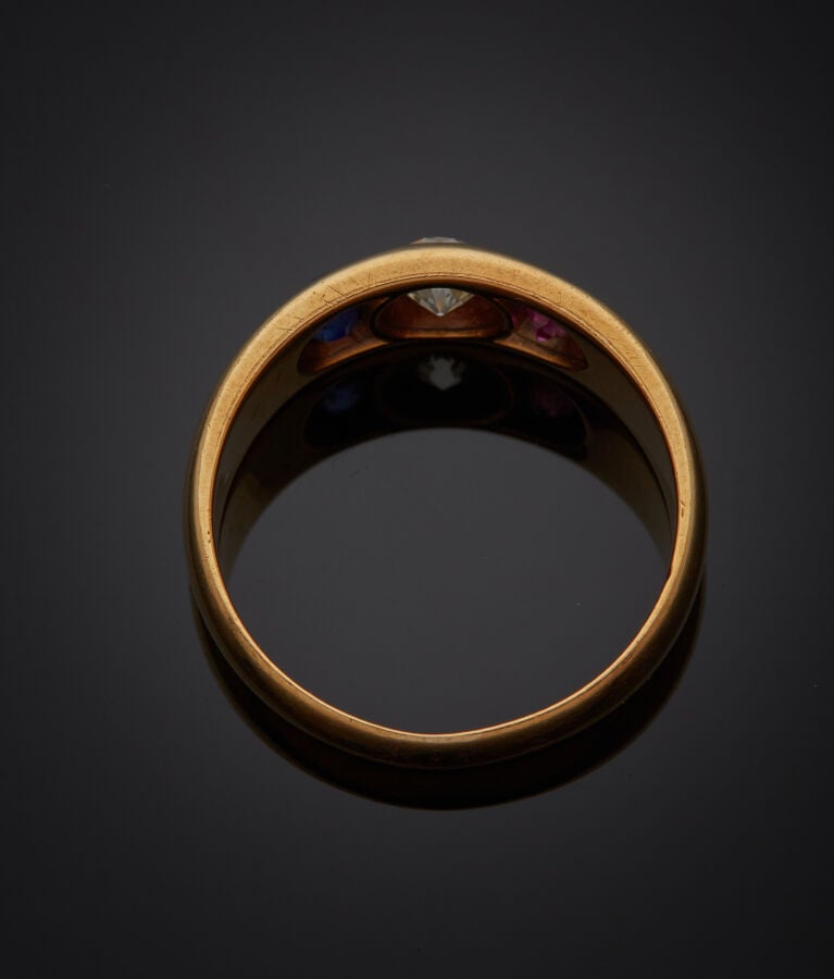 BAGUE jonc plat "bleu-blanc-rouge" en or jaune (750‰) serti d'un diamant taille…