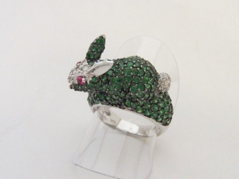 BAGUE « lapin «  en or gris et or noirci (750 millièmes) serti de grenats tsavorites, rubis et diamants taille brillan