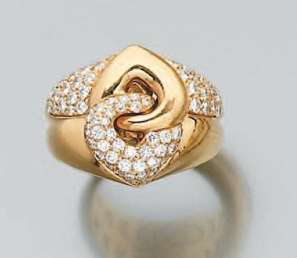 BAGUE large en or jaune partiellement ajourée et pavée de diamants de taille brillant, à motifs entrelacé