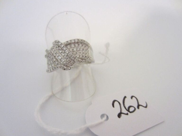 BAGUE «lien» en or gris serti de pavage de diamants taille brillan