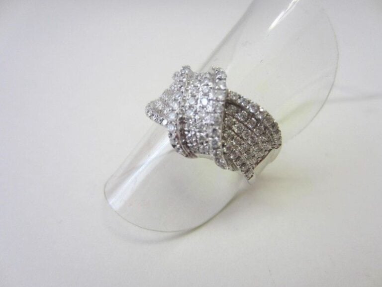 BAGUE «lien» en or gris serti de pavage de diamants taille brillan