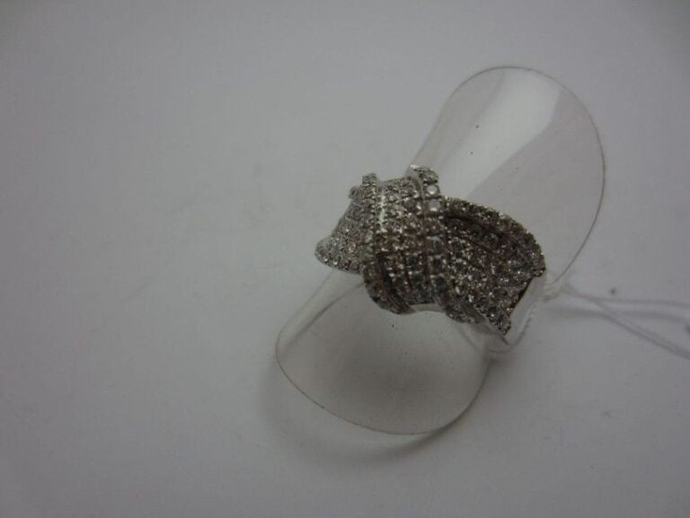 BAGUE «lien» en or gris serti de pavage de diamants taille brillan