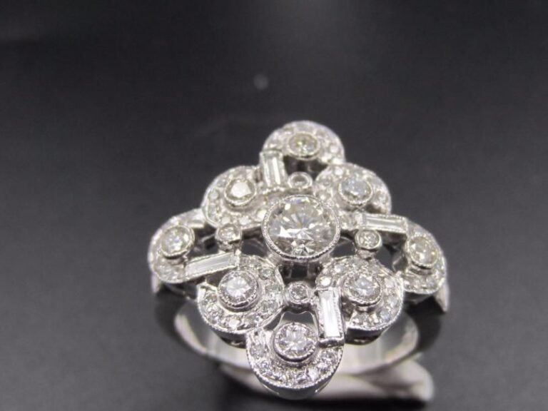 BAGUE losangique en or gris (750 millièmes) serti de diamants taille brillant alternés de diamants baguette