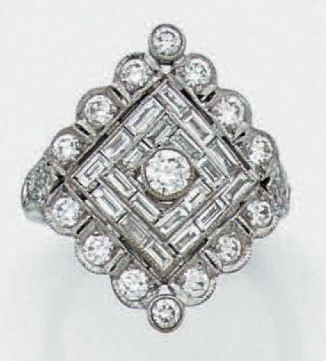 BAGUE losangique en or gris (750 millièmes) serti de diamants taille brillant et baguette