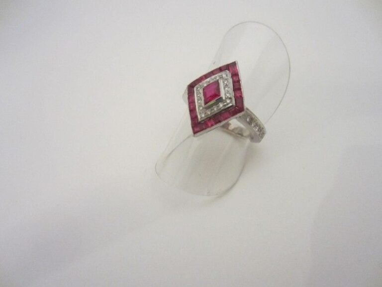 BAGUE losangique en or gris (750 millièmes) serti de diamants taille brillant et rubis calibrés