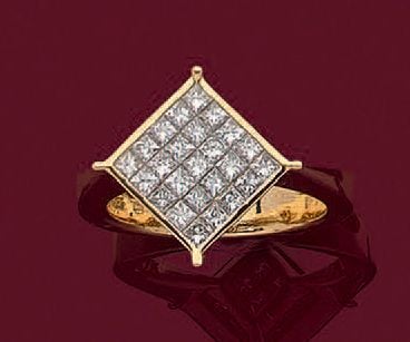 BAGUE losangique en or jaune (750 millièmes) orné d'un pavage de diamants taille princess
