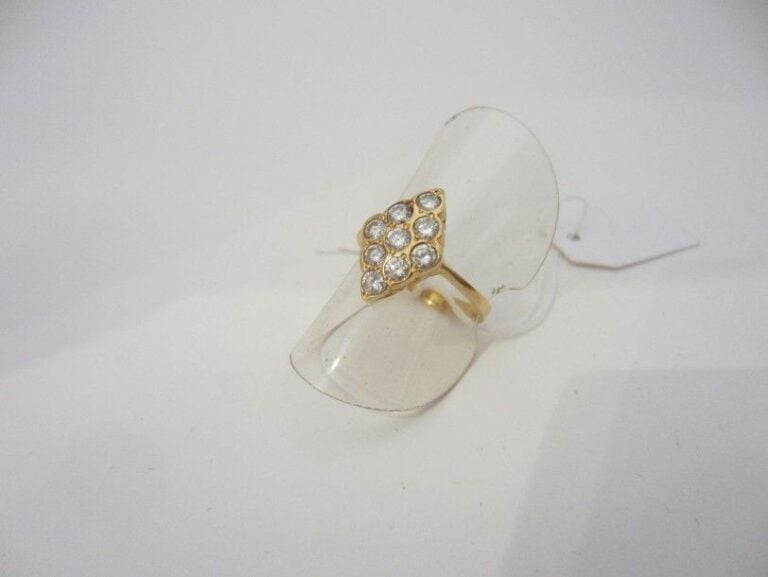 BAGUE losangique en or jaune (750 millièmes) serti de 9 diamants taille brillant