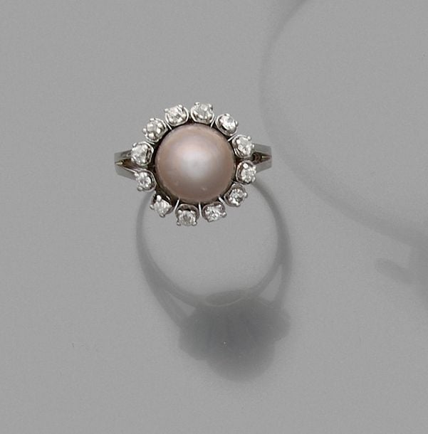 BAGUE «marguerite» en or gris (750 millièmes), centré d'une perle de couleur gris-rosé, entourée de diamants taille ancienn