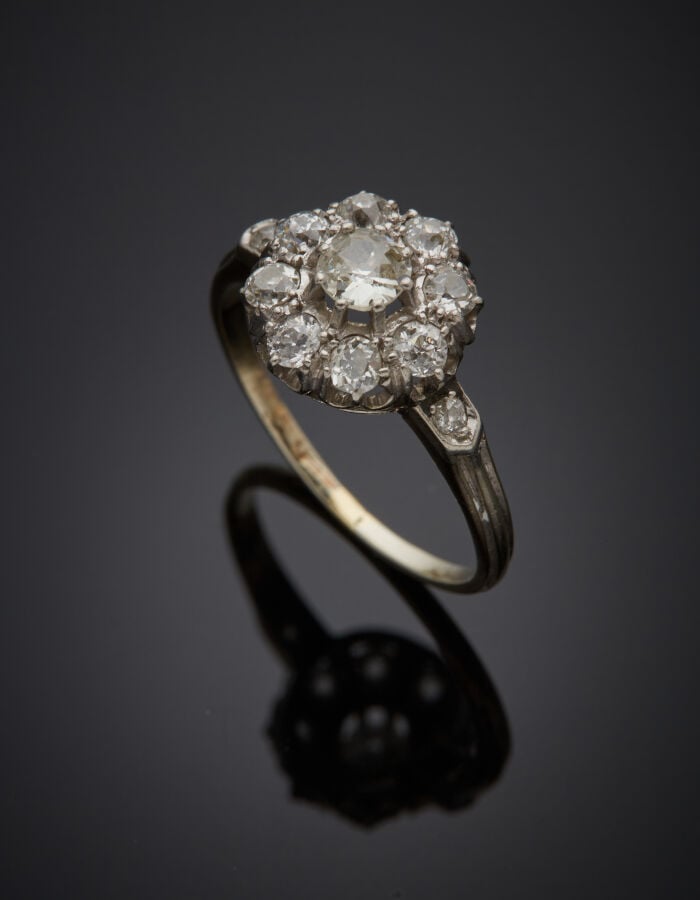 BAGUE "marguerite" en or gris (750‰) serti de diamants taille ancienne, dont un…