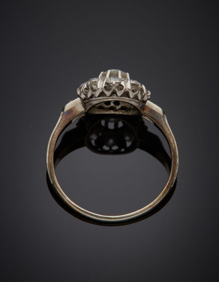 BAGUE "marguerite" en or gris (750‰) serti de diamants taille ancienne, dont un…