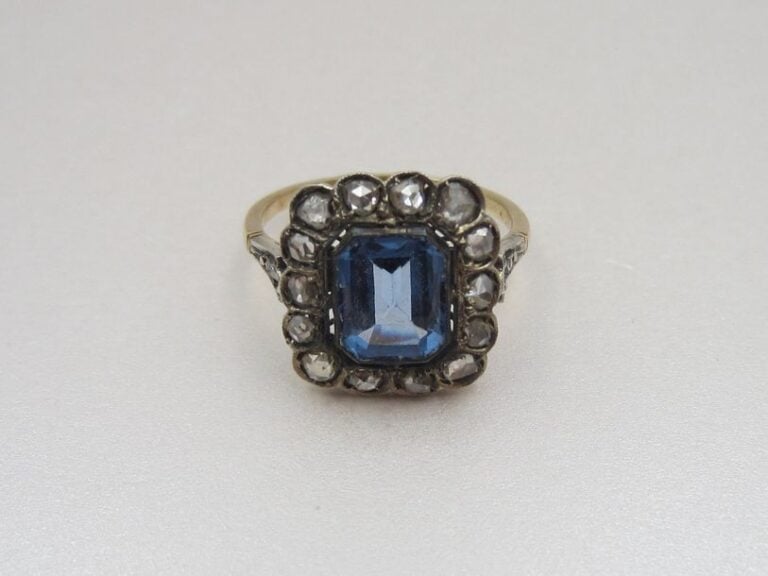 BAGUE «marguerite» en or jaune (585 millièmes) 14 carats et argent (mi